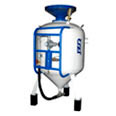 高效型噴砂機(jī)安全結(jié)構(gòu)設(shè)計(jì),設(shè)有防摔保護(hù)裝置,分水過濾裝置,外置分水過濾器可提高供氣質(zhì)量